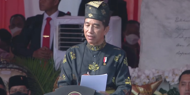 Jokowi Pimpin Upacara Harlah Pancasila Dibalut Pakaian Adat Kesultanan Deli