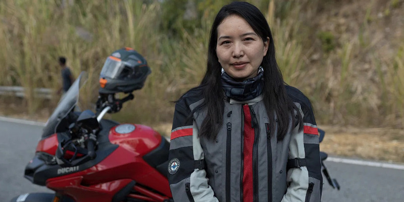 Biker Perempuan Asal Arunachal Pradesh Sukses Beri Sentuhan Modern pada Pakaian Tradisional Suku Monpa