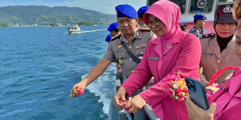 Sambut Hari Bhayangkara ke-77, Kapolda Papua Pimpin Upacara Tabur Bunga di Laut