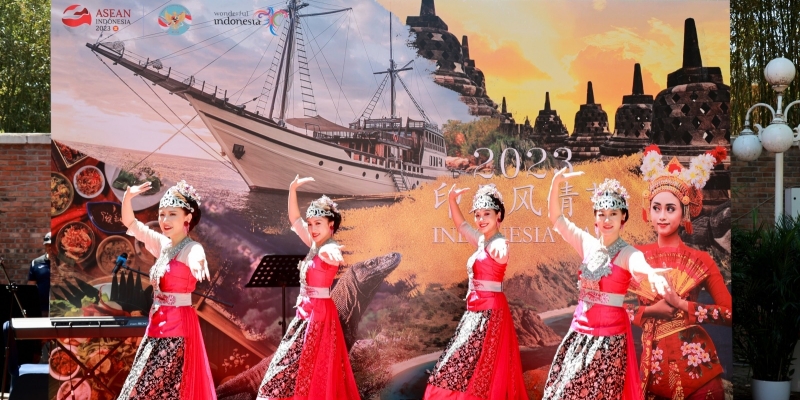 Pertunjukkan tari tradisional Indonesia yang dibawakan oleh Sanggar Tari Yingde dalam acara Pameran Indonesia Fair 2023 di KBRI Beijing/Ist