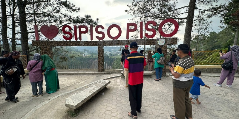 Puncak Tongging, Legenda Danau Toba, dan Lampu Pocong Kota Medan