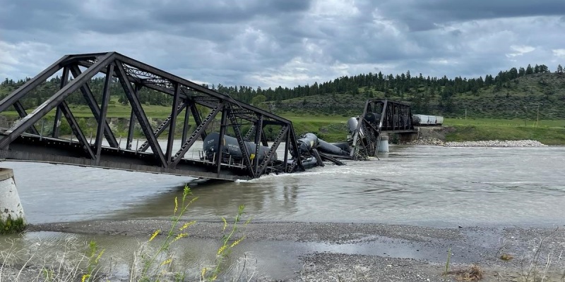 Jembatan Ambruk, Gerbong Kereta Berisi Aspal dan Belerang Jatuh ke Sungai Yellowstone