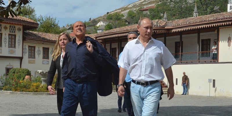 Presiden Rusia Vladimir Putin (kanan) dan mantan Perdana Menteri Italia Silvio Berlusconi pada tahun 2015/Net