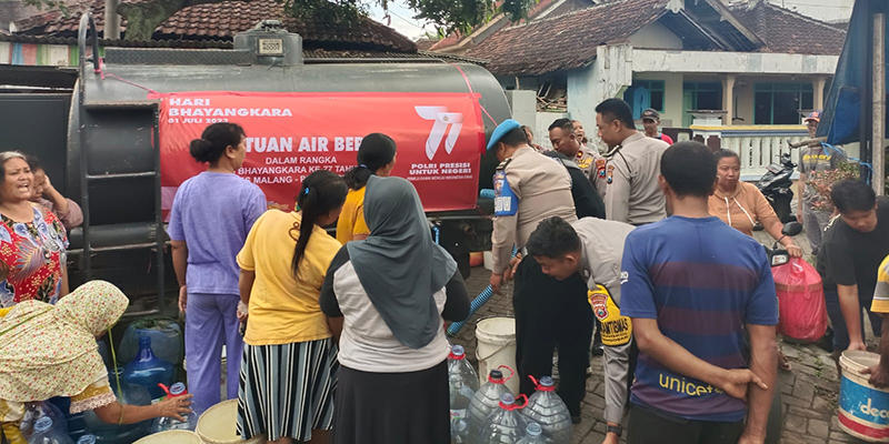 Sambut Hari Bhayangkara ke-77, Polres Malang Sediakan Air Bersih Hingga Bedah Rumah Warga