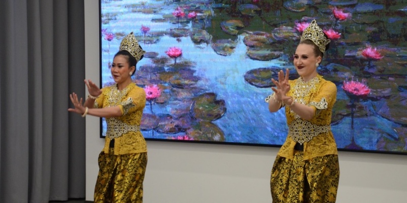HUT Kota Vologda Rusia Dimeriahkan Pameran Batik dan Pagelaran Budaya Indonesia