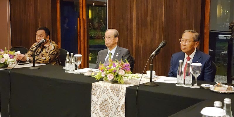 Mantan PM Jepang Yasuo Fukuda (tengah) diapit Wakil Ketua DPR RI Rachmat Gobel (kiri) dan mantan Ketua DPD RI Ginandjar Kartasasmita.