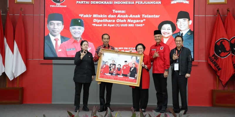 Megawati Serahkan Foto Peristiwa Batu Tulis ke Jokowi