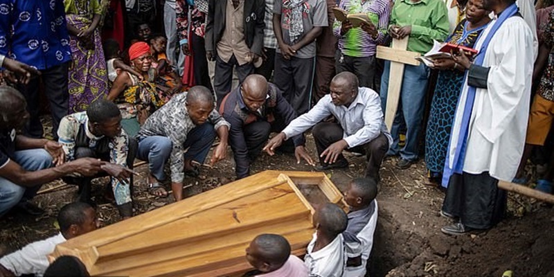 Para Orang Tua di Uganda Memakamkan Anak-anak yang jadi Korban Serangan Mematikan