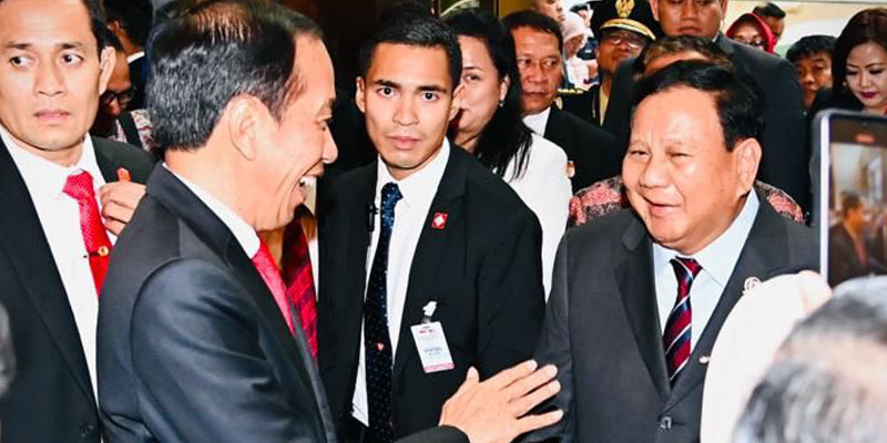 Sama-sama Tertawa Lepas, Prabowo Sambut Jokowi di Malaysia