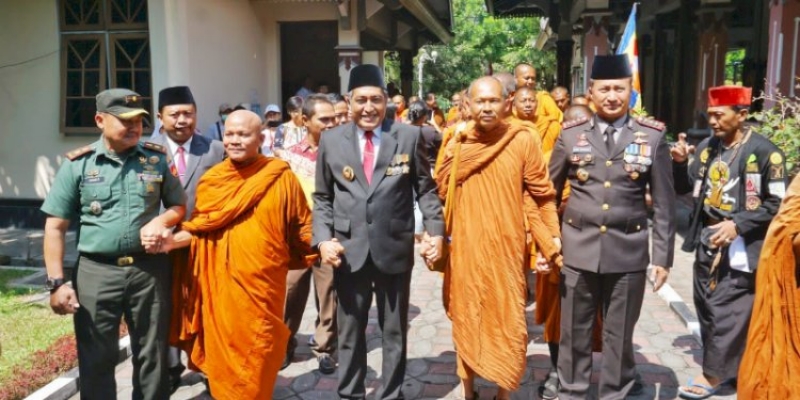Tari Soreng Sambut 32 Biksu Thudong saat Singgah di Rumah Dinas Bupati Magelang