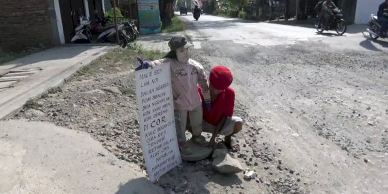 Janji Tak Kunjung Ditepati, Warga Demak Pasang Patung di Jalan Rusak