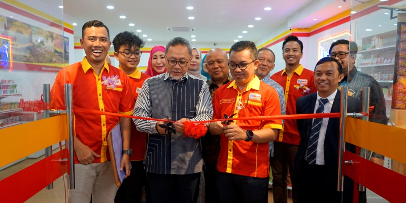 Mendag Zulhas Resmikan Domart, Minimarket Pertama di Malaysia dengan 100 Persen Produk Indonesia