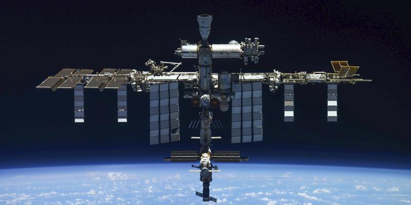 Kosmonot Rusia Kembali ke ISS Usai Menyelesaikan Misi Spacewalk