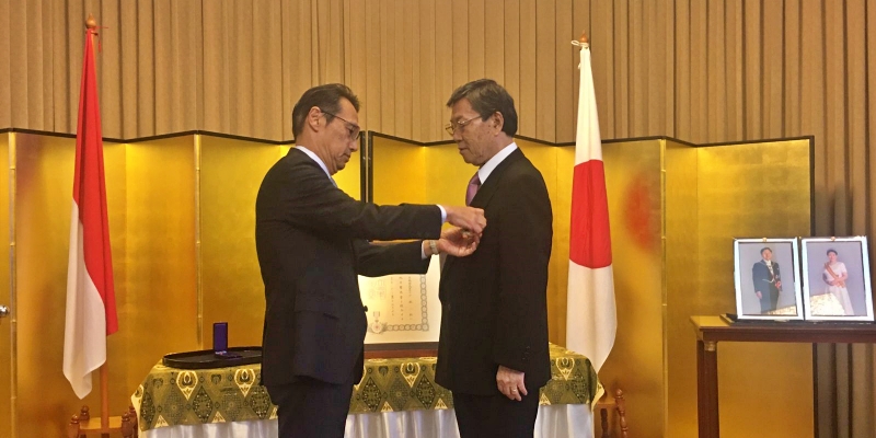 Duta Besar Jepang untuk Indonesia, Kanasugi Kenji saat menyematkan tanda bintang jasa kepada Kobayashi Kazunori, pada Jumat, 2 Juni 2023/RMOL