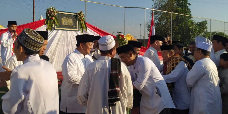 Prabowo "Diserbu" Warga Usai Shalat Iduladha di Bandung Barat