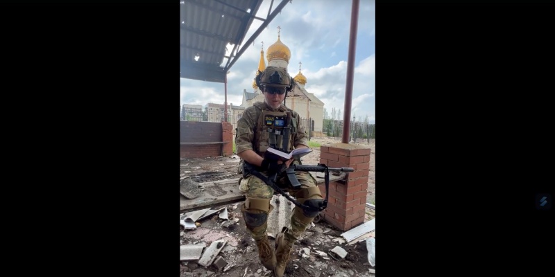 Diiringi Suara Ledakan, Tentara Ukraina Baca Al Quran di Antara Puing-puing Bangunan