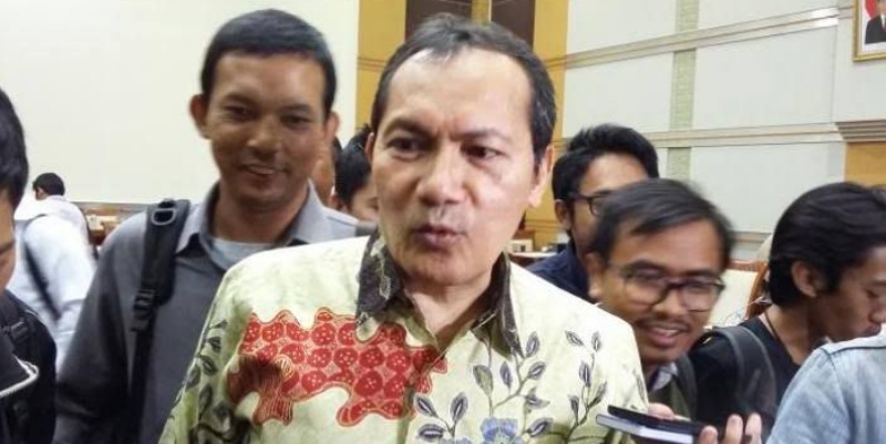 Sambangi DPR, Saut Situmorang Desak Koruptor Selain Johnny Plate Diungkap