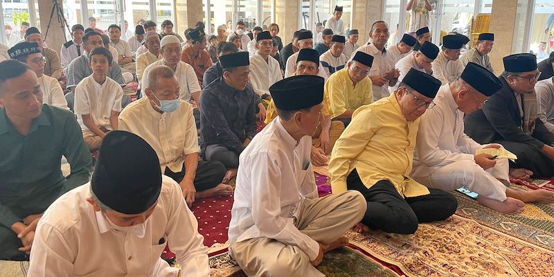 Akbar Tandjung, Lodewijk, dan Menteri Dito Shalat Id di Masjid Ainul Hikmah Golkar