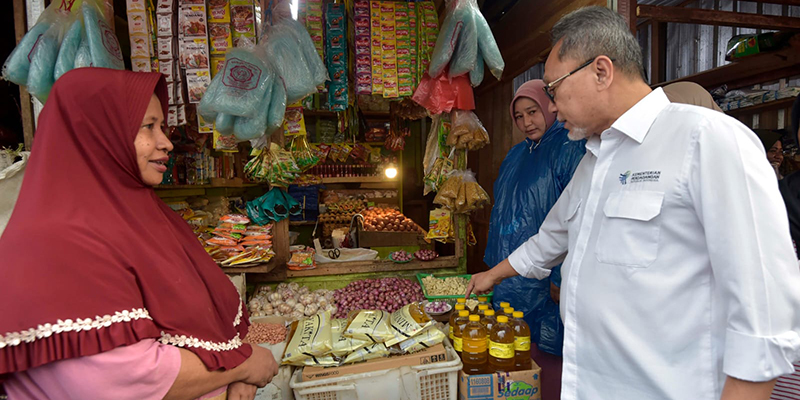 Di Pasar Mardika Ambon, Mendag Zulhas: Stok Bapok Jelang Iduladha Melimpah dan Harga Stabil