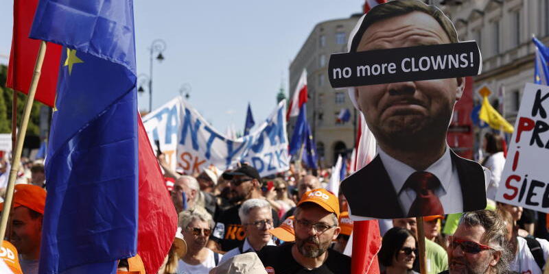 Oposisi Polandia Berhasil Bawa Setengah Juta Demonstran untuk Protes Pemerintah