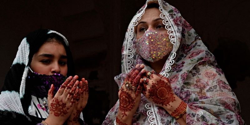 Sambut Iduladha, Perempuan Pakistan Hiasi Tangan dengan Henna dan Gelang