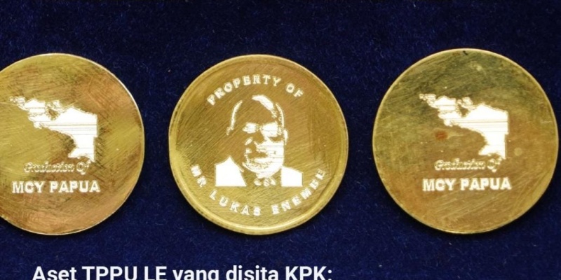 Empat Keping Koin Emas Bergambar Wajah Lukas Enembe Disita KPK