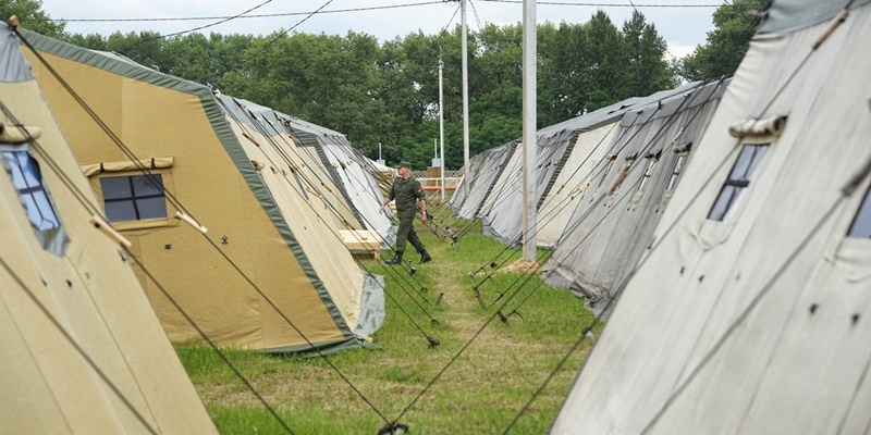 Pemandangan kamp tentara Belarusia di dekat desa Tsel, sekitar 90 kilometer (sekitar 55 mil) tenggara Minsk, Belarusia, Jumat, 7 Juli 2023/Net