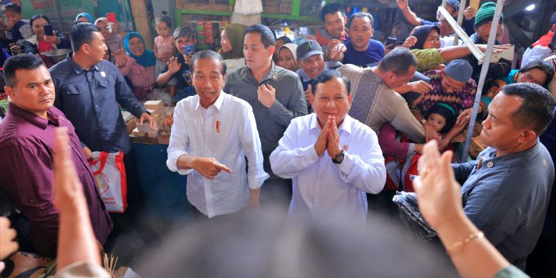 Didampingi Prabowo, Jokowi Blusukan di Pasar Bululawang Malang