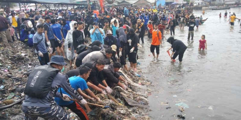 Warga bahu-membahu membersihkan sampah di Pantai Sukaraja, Lampung/RMOLLampung