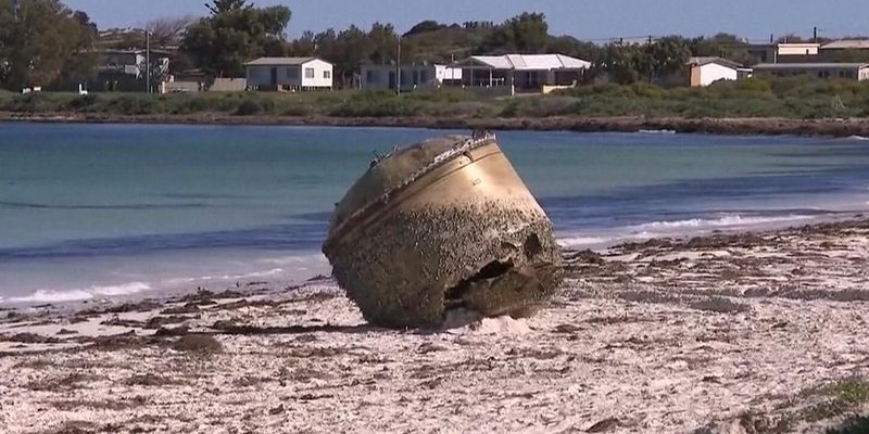 Benda Misterius Ditemukan di Pantai Australia, Jatuh dari Angkasa