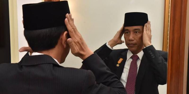 Kala Jokowi Tak Hendak Bercermin