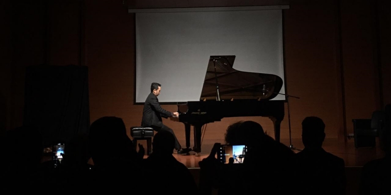 Iqbal Siddiq saat memainkan piano di Jaya Suprana School of Performing Arts, Mall of Indonesia (MoI), Kelapa Gading, Jakarta Utara, pada Minggu 30 Juli 2023/RMOL