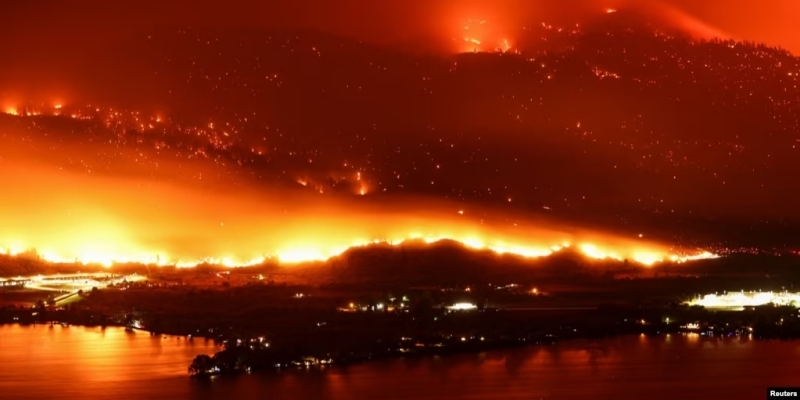 Fire spreads to US border, Canada evacuates town of Osoyoos