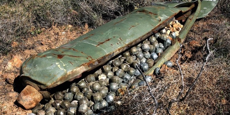 Dalam file gambar 9 November 2006 ini, Unit Bom Tandan yang berisi lebih dari 600 bom tandan berada di sebuah lapangan di selatan desa Ouazaiyeh, Lebanon/Net