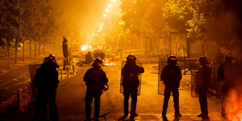 Kerusuhan Prancis: Rumah Walikota Dibakar Massa, Istri dan Anak Terluka
