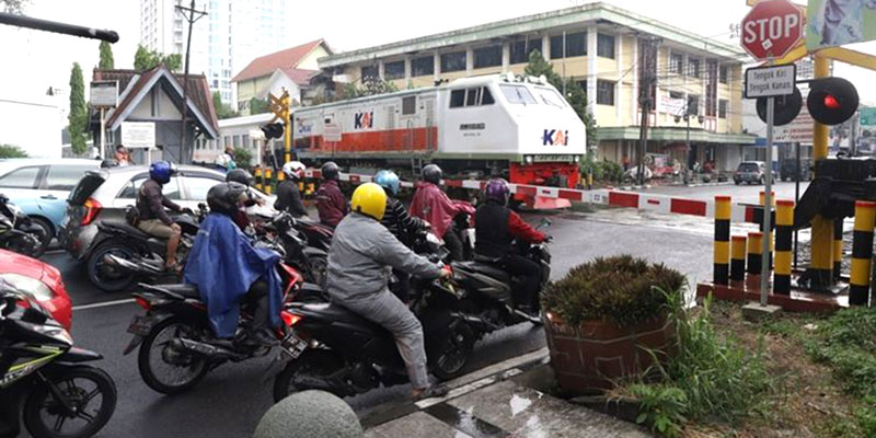 Belajar dari Insiden di Semarang, Kendaraan Bermotor Harus Berhenti Total Saat Palang Perlintasan Tertutup