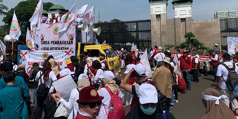 Jelang Rapat Paripurna Pengesahan RUU Kesehatan, Gedung DPR Digeruduk Nakes