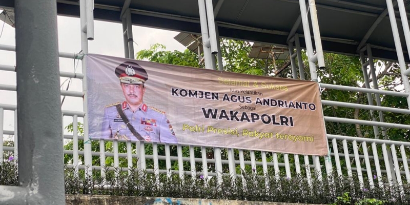 Spanduk ucapan selamat atas pelantikan Komjen Agus Andrianto sebagai Wakapolri di Gandaria, Jakarta Selatan/Ist