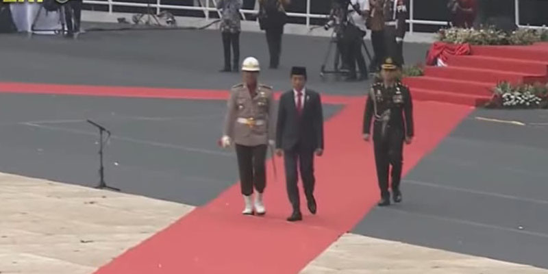 Tak Mau Rusak Rumput, Alasan Jokowi Jalan Kaki Saat Periksa Barisan