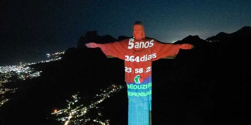 Jam Iklim Dunia Ditampilkan di Patung Kristus Rio de Janeiro Brasil
