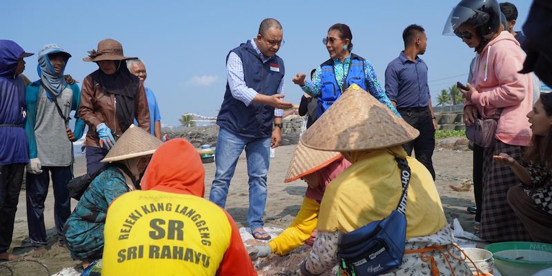 Disopiri Susi Naik Pickup, Anies Sapa Nelayan Pangandaran