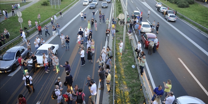 Warga Blokir Jalan Utama di Serbia, Tuntut Pemerintah Ubah Kebijakan dan Hapus Kekerasan