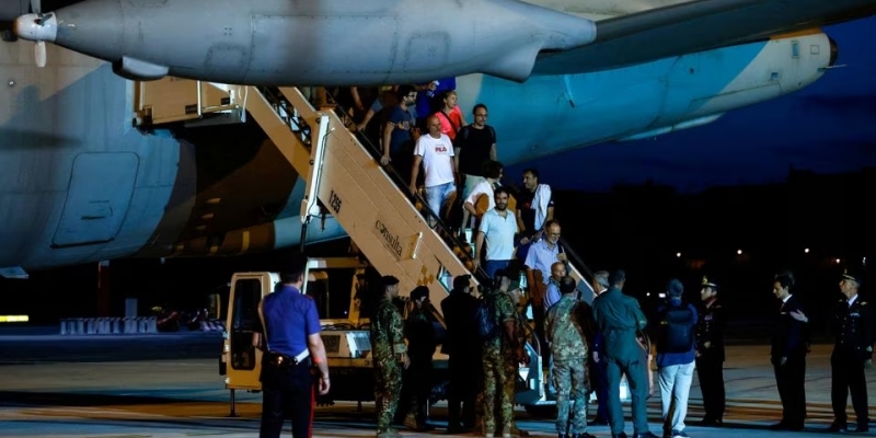 Pesawat Militer Italia Evakuasi 87 Pengungsi dari Niger