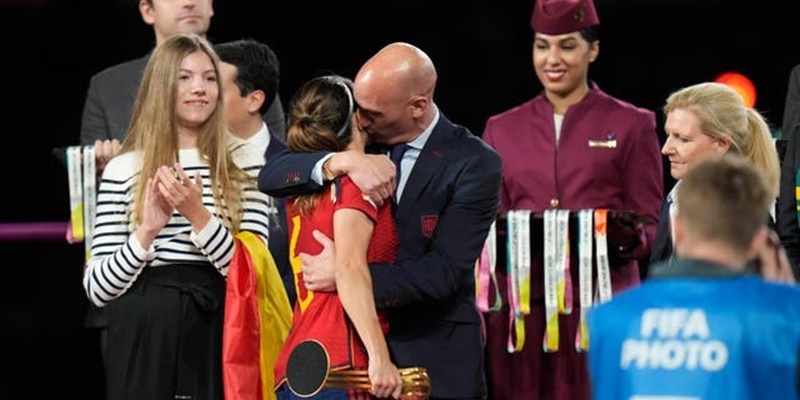 Didesak Mundur Setelah Mencium Pemain Timnas Wanita, Presiden Federasi Sepak Bola Spanyol Minta Maaf