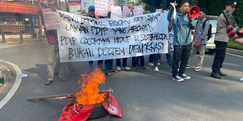 Sambil Bakar Bendera PDIP, Aktivis HMI Jakarta Kecam Pelaporan Rocky Gerung