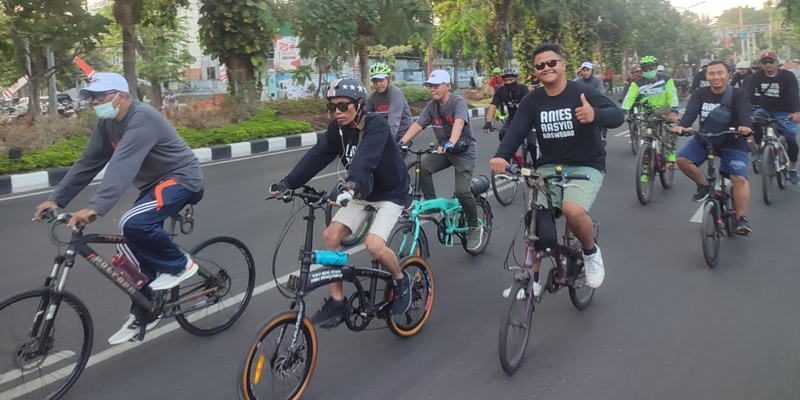 Warga Antusias Ikuti Gowes Perubahan Relawan Anies di Surabaya