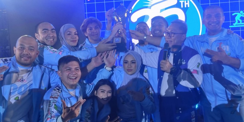 Taklukkan Senior, Tim Zita Anjani Terima Piala PANtura