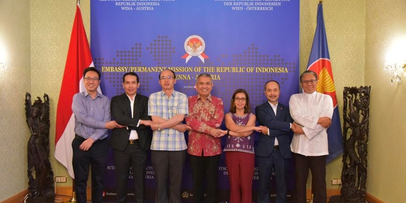 Dubes dan perwakilan negara ASEAN di Wina berpose The ASEAN Way pada saat resepsi pembukaan Pesta Rakyat 2023/Ist