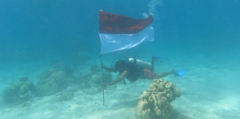 Duta Besar RI untuk Kuba, Nana Yuliana, mengibarkan bendera Merah Putih di dasar Laut Karibia, Kamis (17/8)./Ist