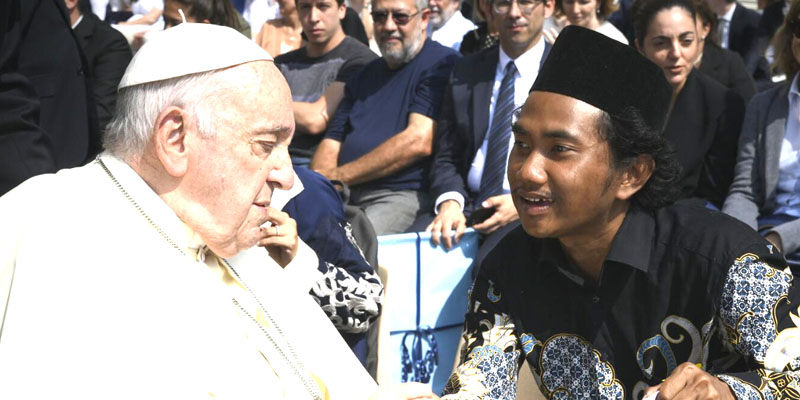 Deni Iskandar menyalami Paus Fransiskus, saat audiensi umum di Basilica Santo Petrus, Vatikan/Ist